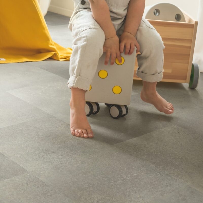 vinilova-pidloga-quick-step-alpha-avstu-40234-betonna-skelya-01