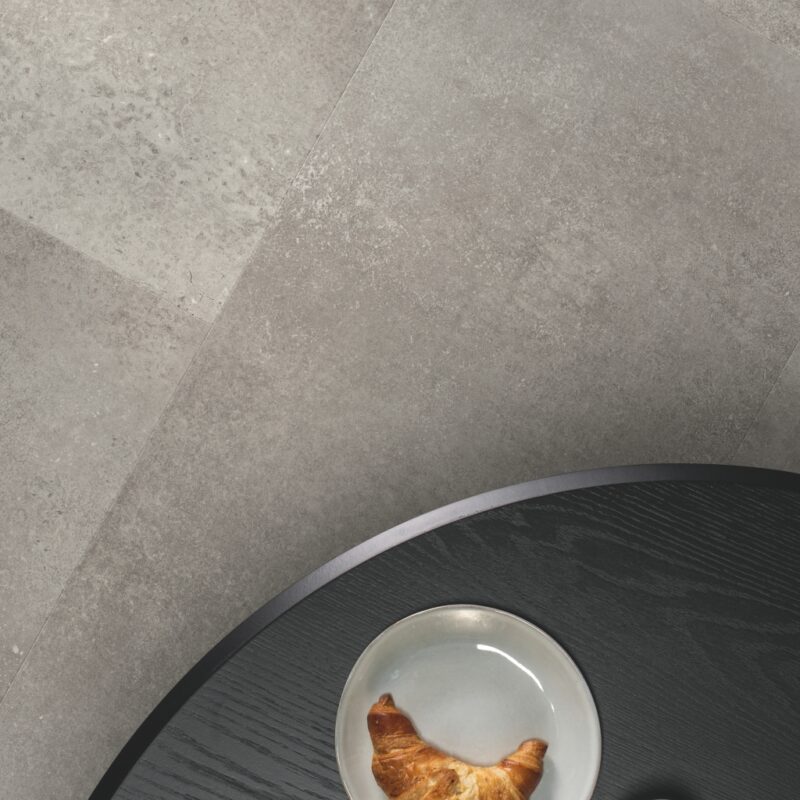 vinilova-pidloga-quick-step-alpha-avstu-40234-betonna-skelya-02