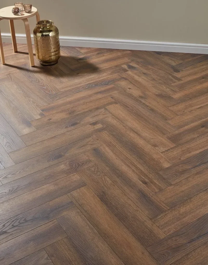 laminatkronotexherringbone4766_petterson_dub_temnyy-56250160237735